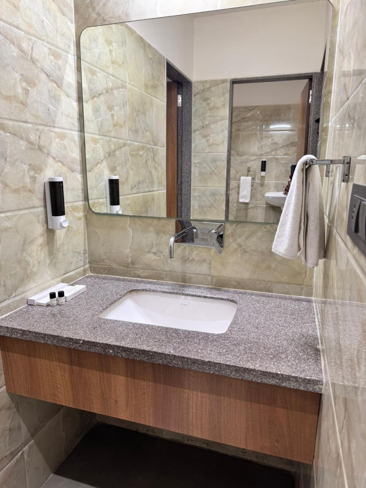 Siara Styles Amba Suites, Gandhinagar Luaran gambar